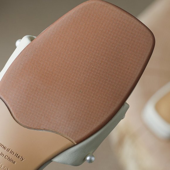 PERLE Leather Pearl-Embellished Low-Block Heel Mule / US 3 / Dane Fashion - Picture 2 of 7